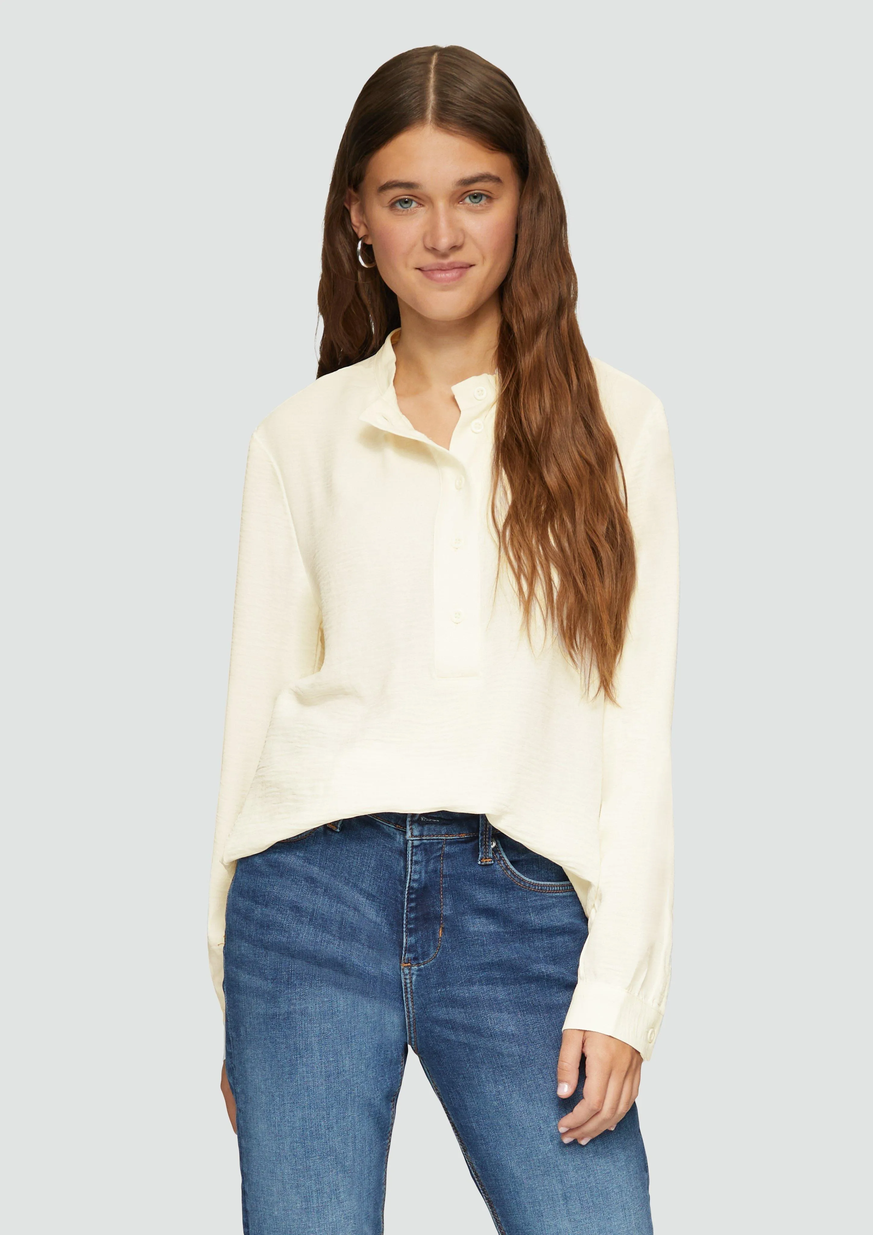 Crêpe blouse with a button placket