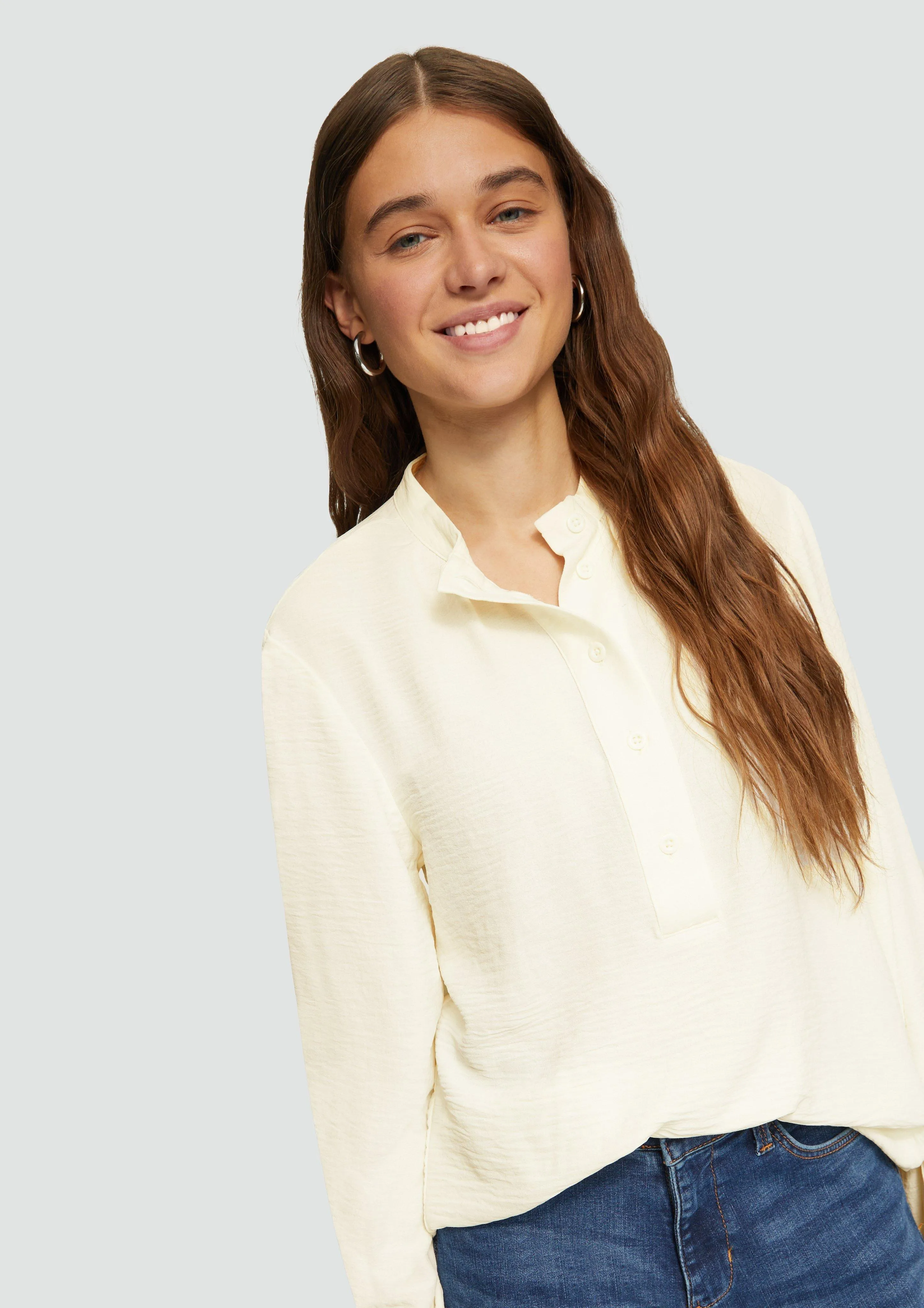 Crêpe blouse with a button placket