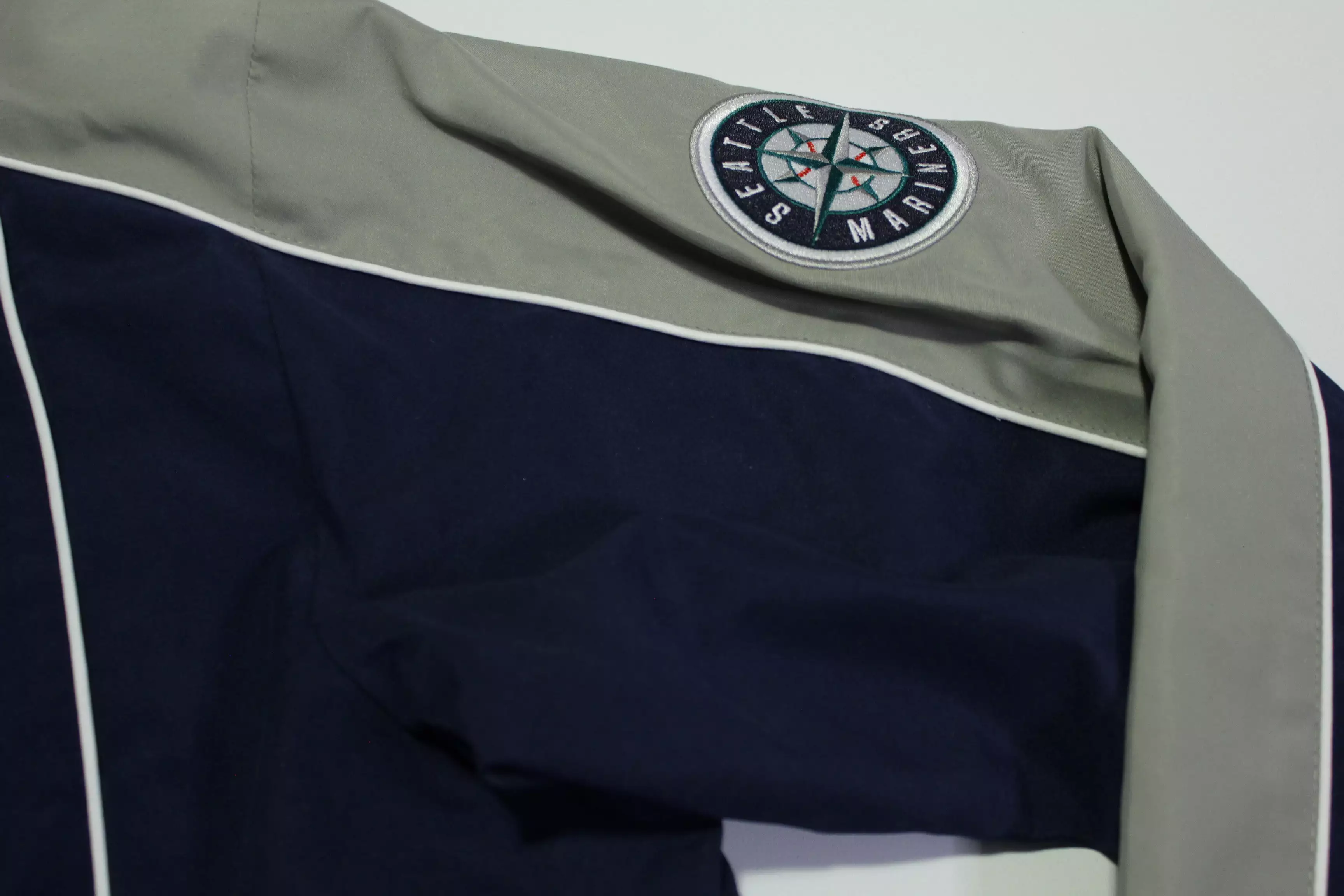 Seattle Mariners V-Neck Pullover Genuine Merchandise Windbreaker Jacket